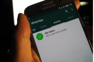 Celular com o WhasApp aberto na seção de Status