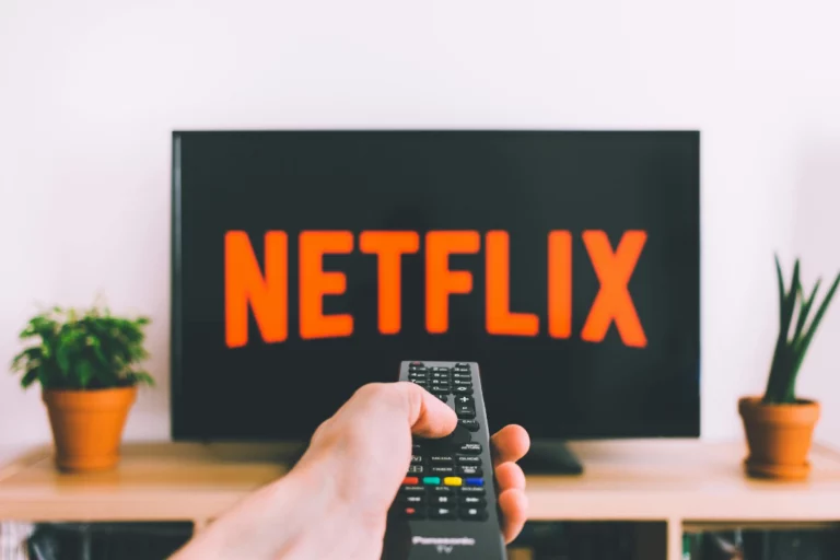 Cenas icônicas de séries da Netflix e dublagens lendárias de animações em streaming.